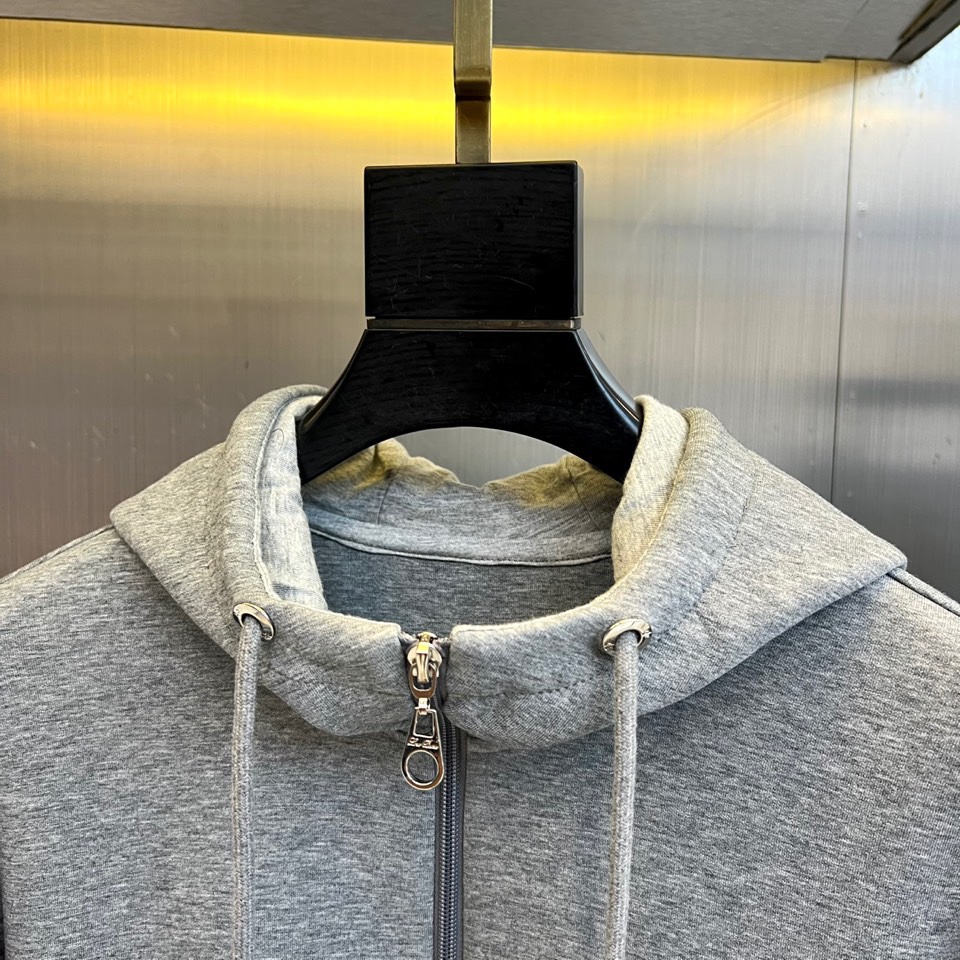 Loro Piana 2025秋冬新品运动套装，本套装由上装连帽拉链卫衣与同色系直筒休闲裤组成，风格和谐