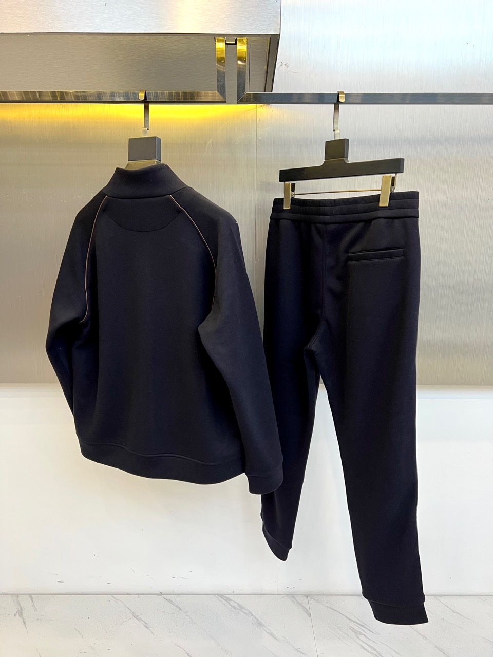 Brunello Cucinelli-BC-2025秋冬新品羊毛空气层运动套装，这款运动套装以立领拉链外