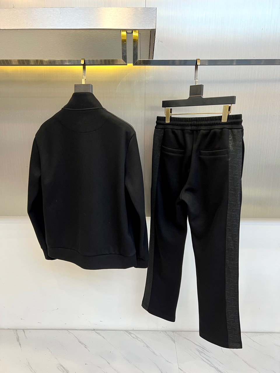 Dio迪奥、2025秋冬男士运动系列。精选哑光弹力面料打造立体剪裁套装，肩袖处的灰色科技面料拼接如同破晓