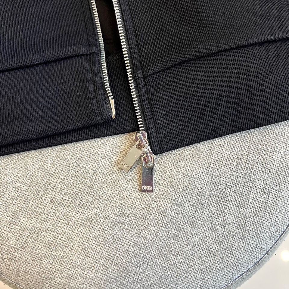 Dio迪奥、2025秋冬男士运动系列。精选哑光弹力面料打造立体剪裁套装，肩袖处的灰色科技面料拼接如同破晓