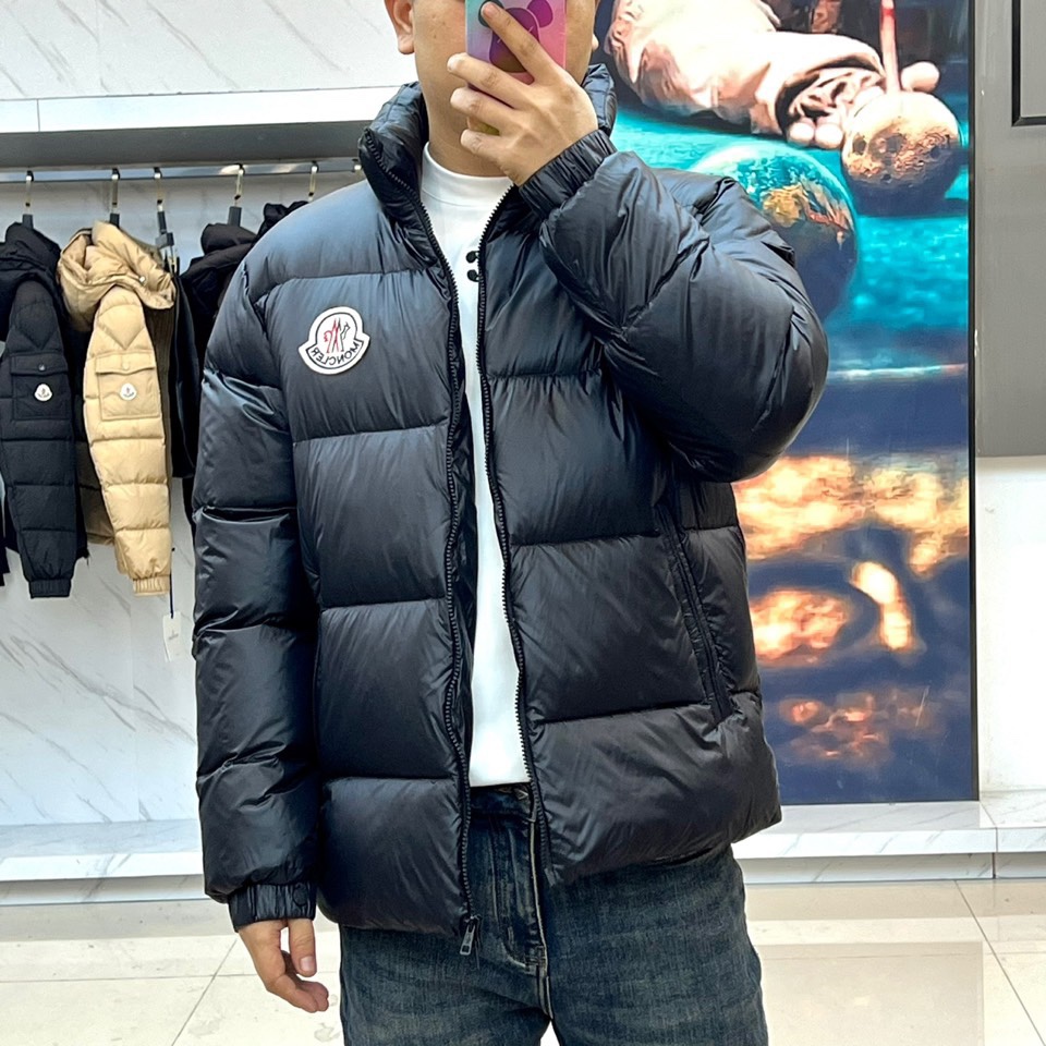 Mon蒙口（白鹅绒）、2025秋冬新品羽绒服，款式采用立体挺括的立领设计，搭配顺滑拉链与防风按扣双重开合