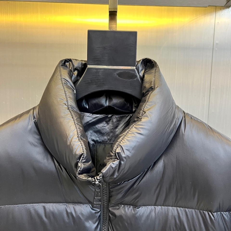 Mon蒙口（白鹅绒）、2025秋冬新品羽绒服，款式采用立体挺括的立领设计，搭配顺滑拉链与防风按扣双重开合