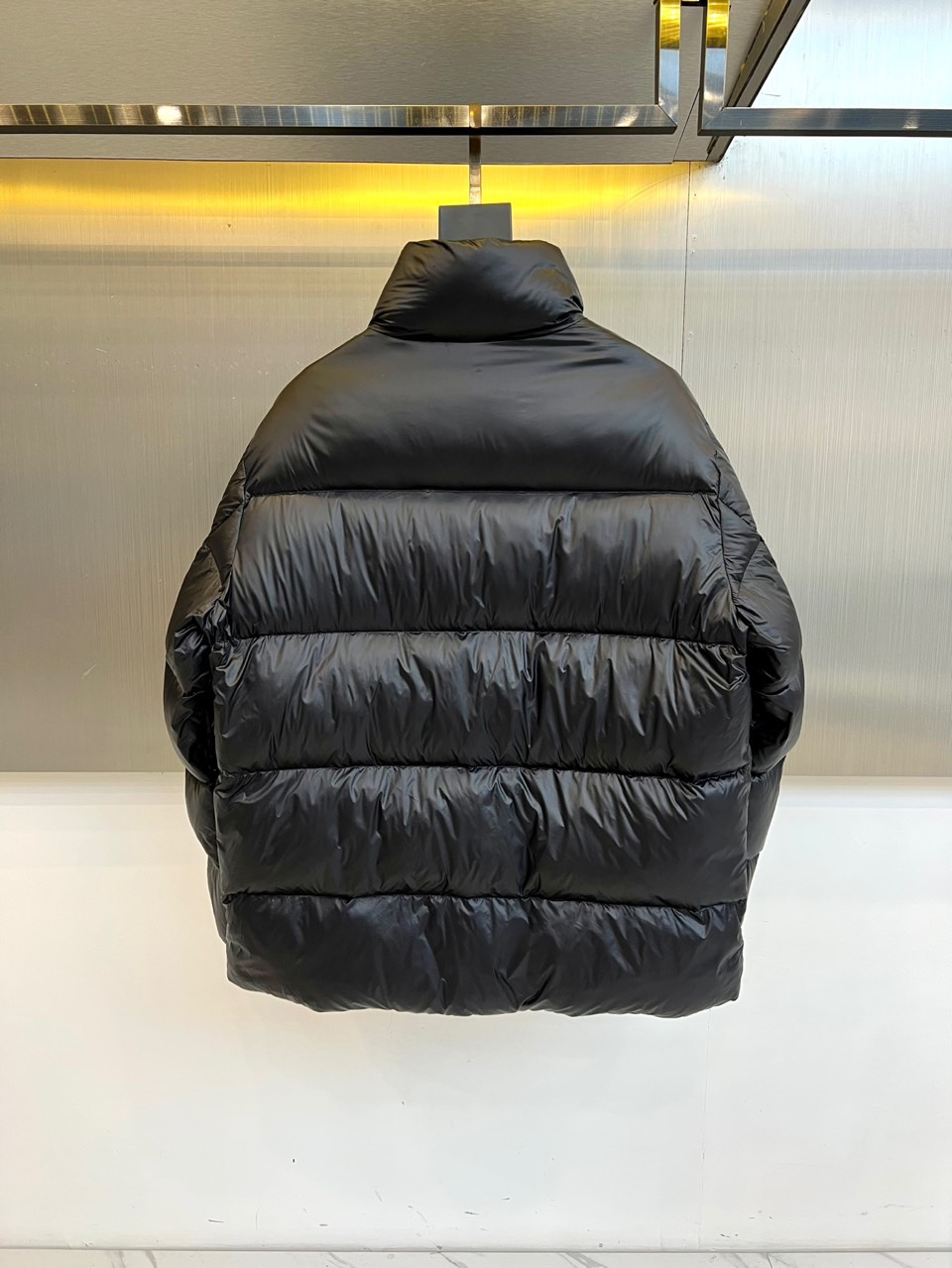 Mon蒙口（白鹅绒）、2025秋冬新品羽绒服，款式采用立体挺括的立领设计，搭配顺滑拉链与防风按扣双重开合