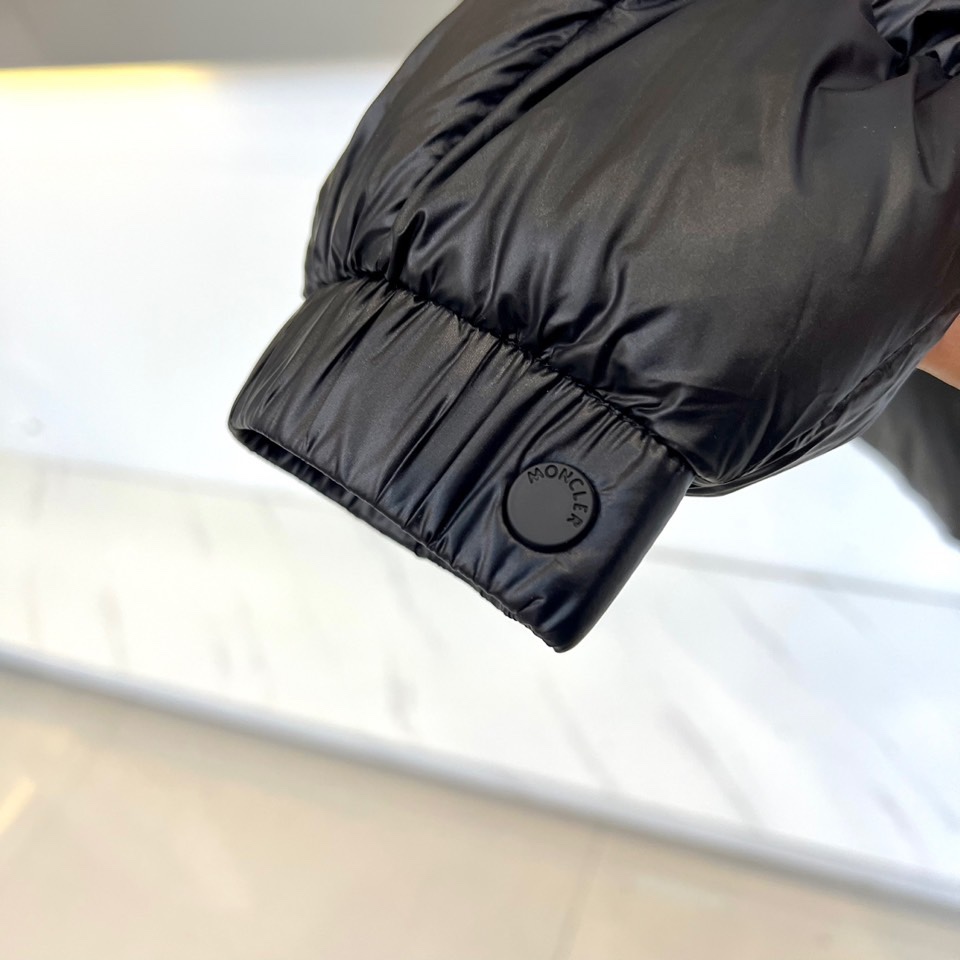 Mon蒙口（白鹅绒）、2025秋冬新品羽绒服，款式采用立体挺括的立领设计，搭配顺滑拉链与防风按扣双重开合