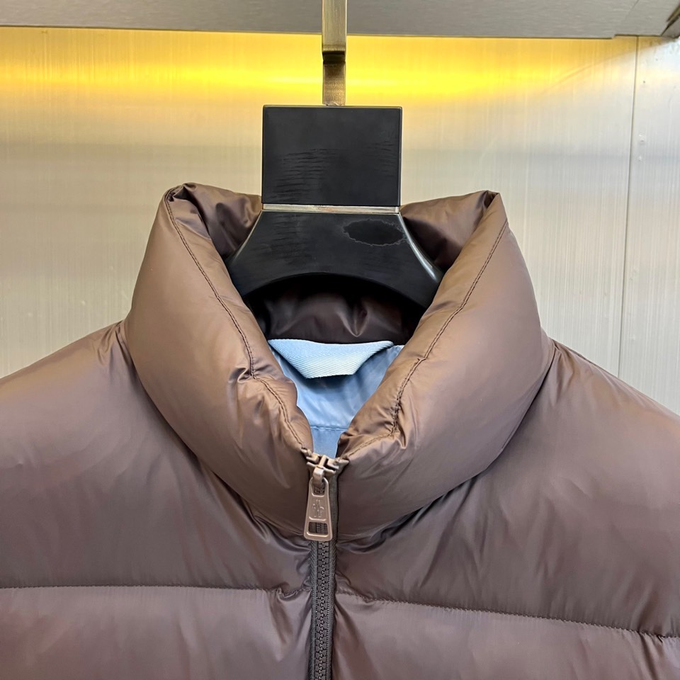 Mon蒙口（白鹅绒）、2025秋冬新品羽绒服，款式采用立体挺括的立领设计，搭配顺滑拉链与防风按扣双重开合