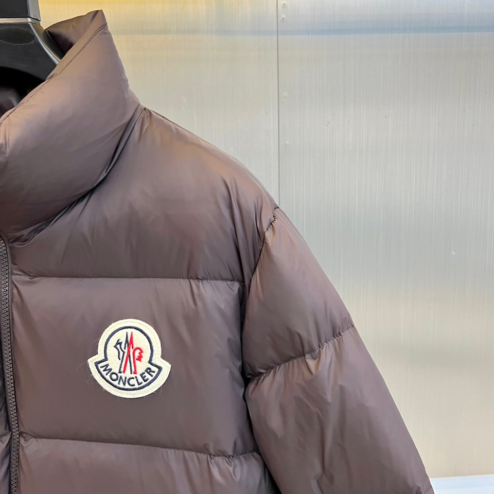 Mon蒙口（白鹅绒）、2025秋冬新品羽绒服，款式采用立体挺括的立领设计，搭配顺滑拉链与防风按扣双重开合