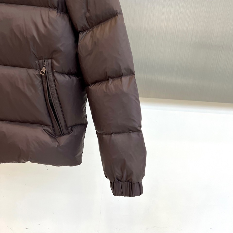 Mon蒙口（白鹅绒）、2025秋冬新品羽绒服，款式采用立体挺括的立领设计，搭配顺滑拉链与防风按扣双重开合