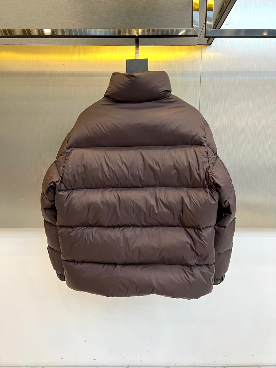 Mon蒙口（白鹅绒）、2025秋冬新品羽绒服，款式采用立体挺括的立领设计，搭配顺滑拉链与防风按扣双重开合