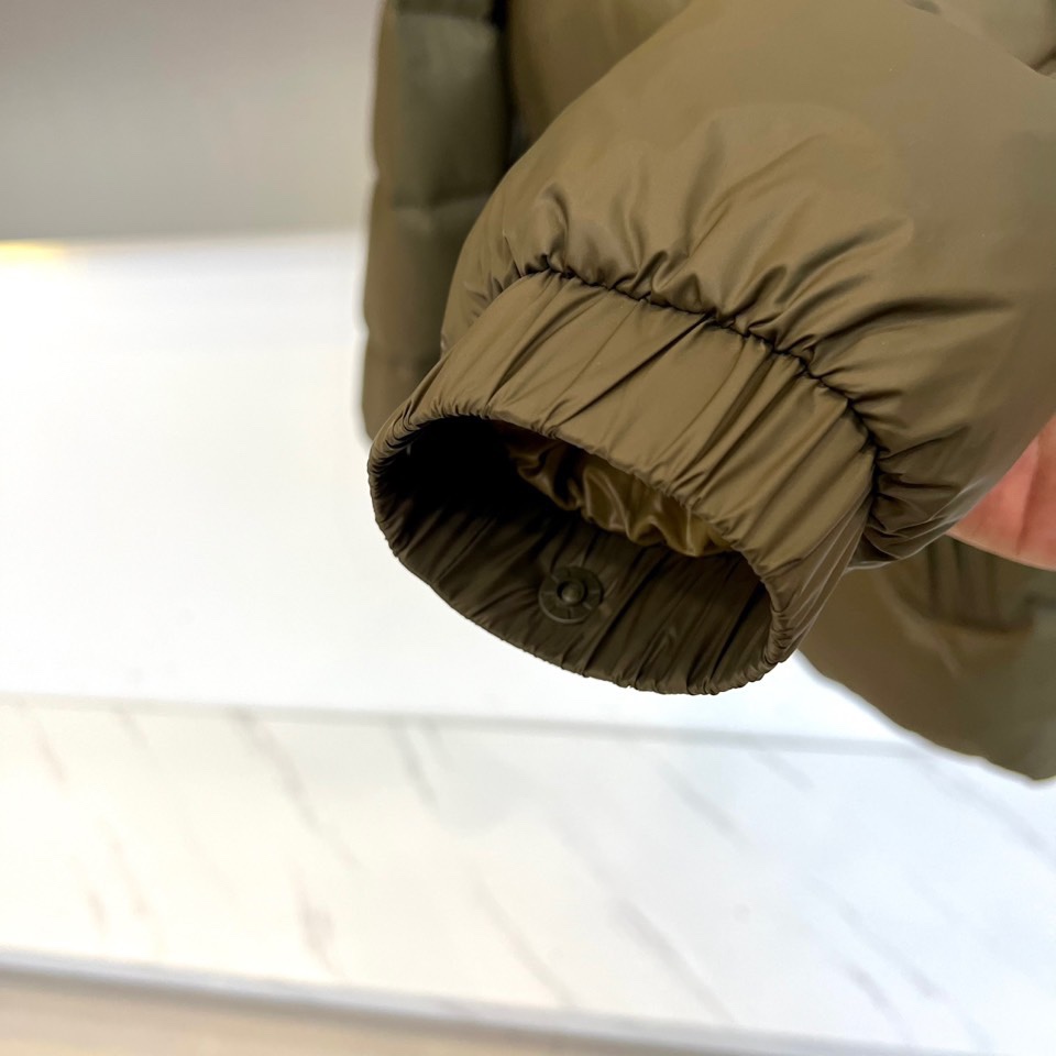 Mon蒙口（白鹅绒）、2025秋冬新品羽绒服，款式采用立体挺括的立领设计，搭配顺滑拉链与防风按扣双重开合
