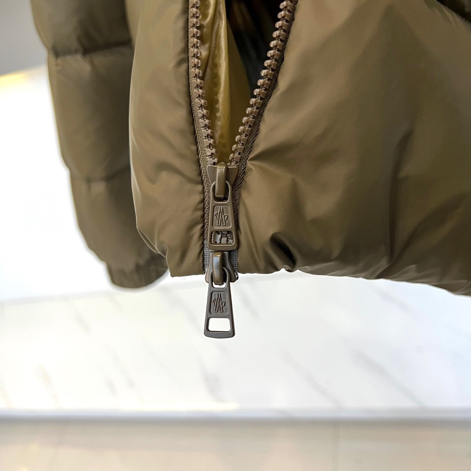 Mon蒙口（白鹅绒）、2025秋冬新品羽绒服，款式采用立体挺括的立领设计，搭配顺滑拉链与防风按扣双重开合