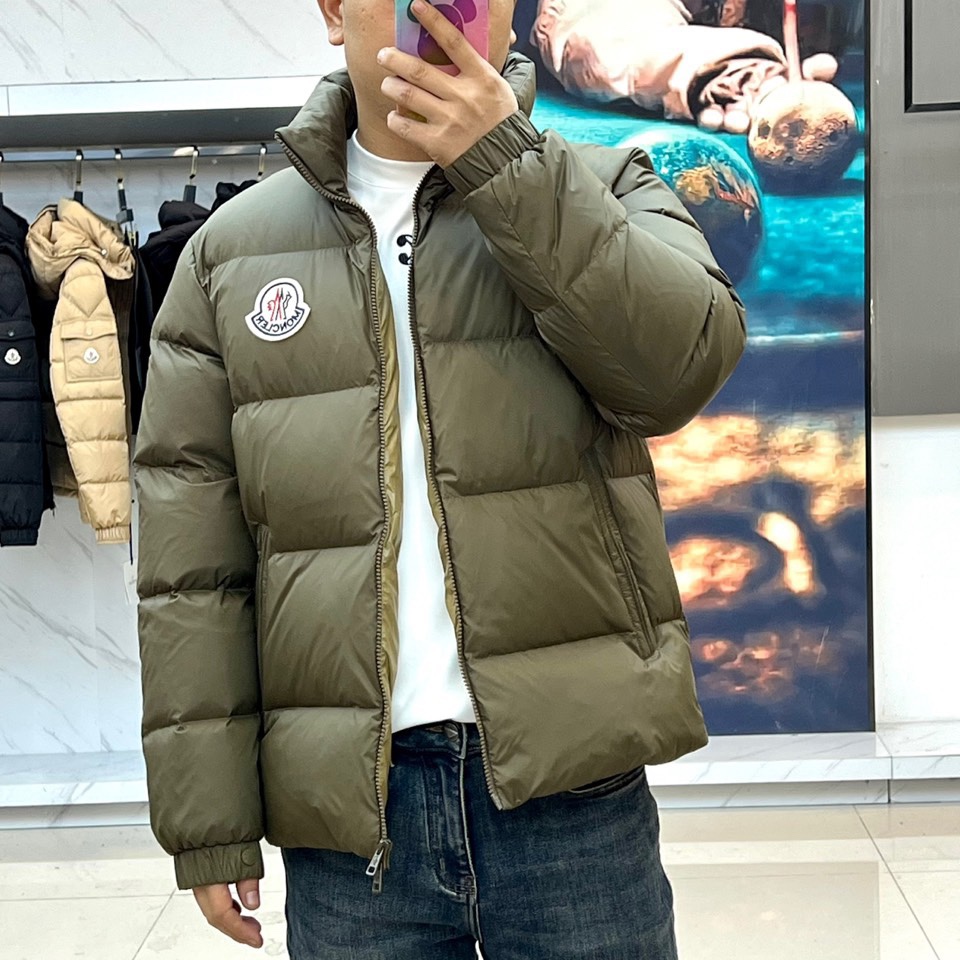 Mon蒙口（白鹅绒）、2025秋冬新品羽绒服，款式采用立体挺括的立领设计，搭配顺滑拉链与防风按扣双重开合