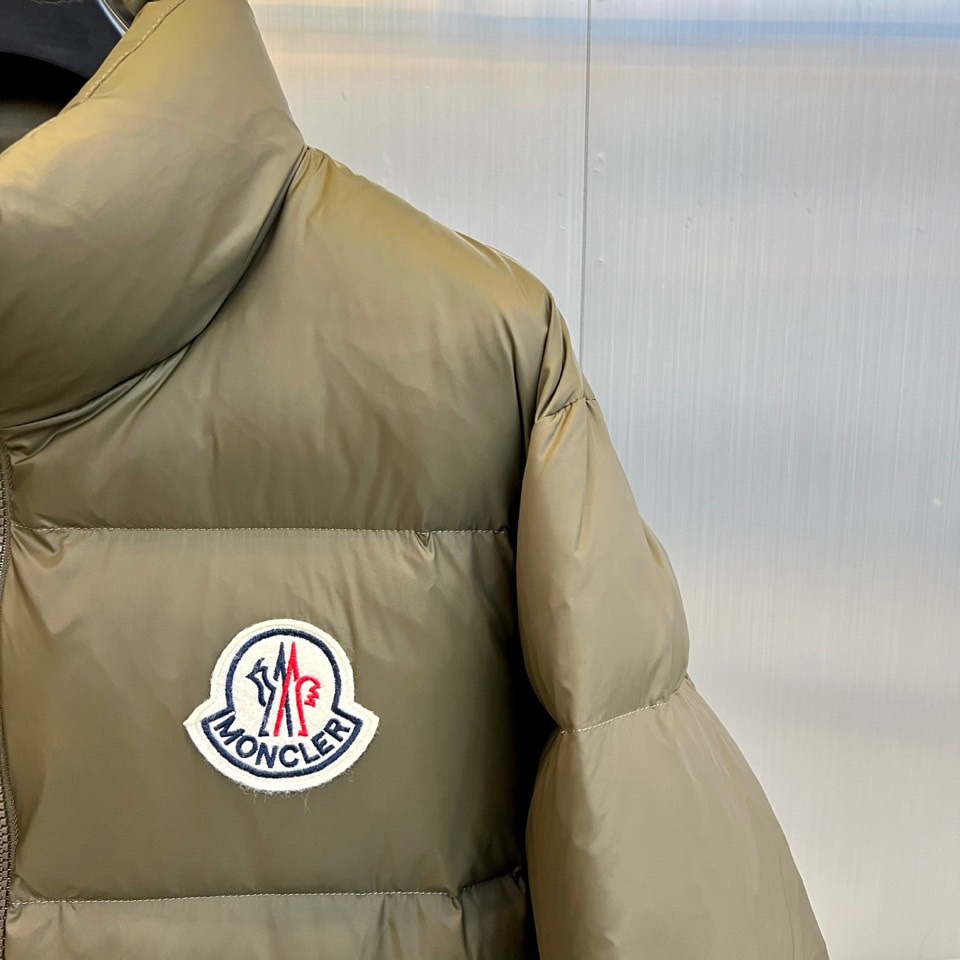 Mon蒙口（白鹅绒）、2025秋冬新品羽绒服，款式采用立体挺括的立领设计，搭配顺滑拉链与防风按扣双重开合