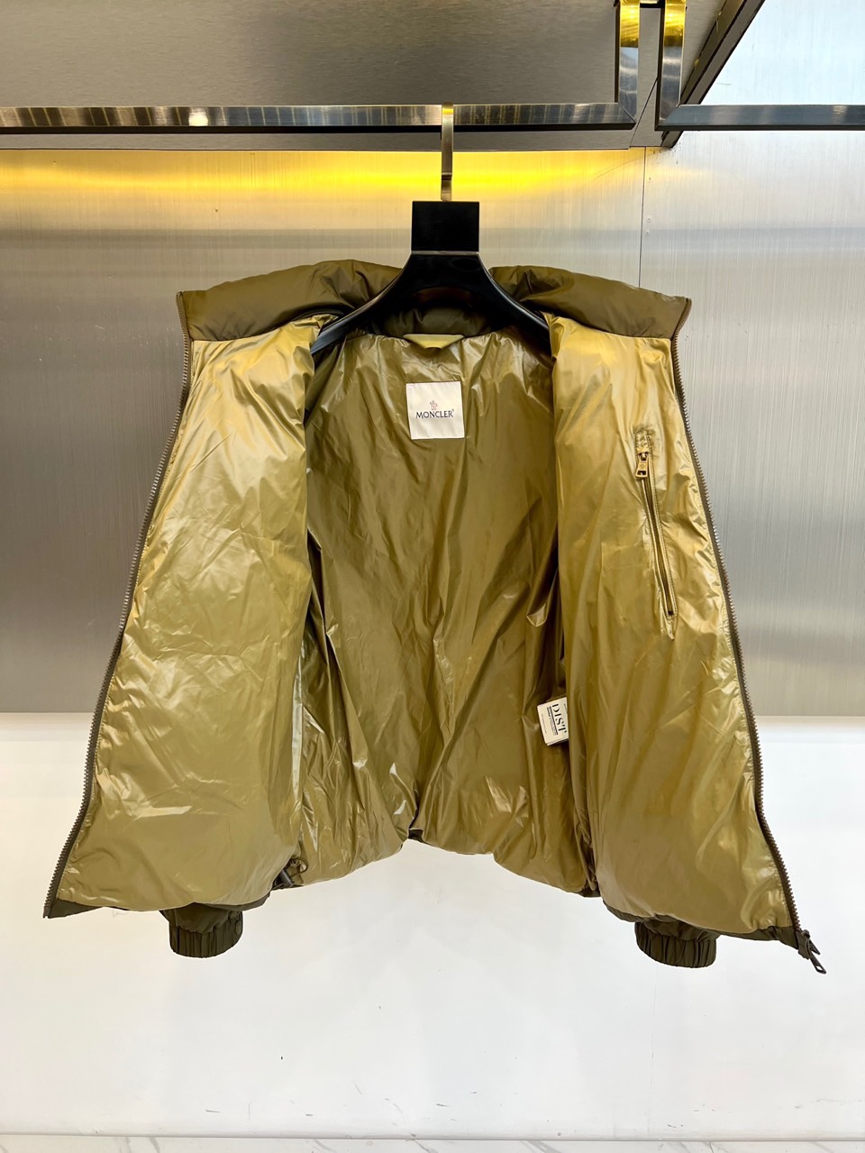 Mon蒙口（白鹅绒）、2025秋冬新品羽绒服，款式采用立体挺括的立领设计，搭配顺滑拉链与防风按扣双重开合