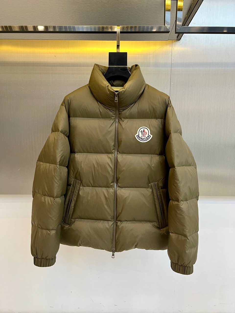 Mon蒙口（白鹅绒）、2025秋冬新品羽绒服，款式采用立体挺括的立领设计，搭配顺滑拉链与防风按扣双重开合