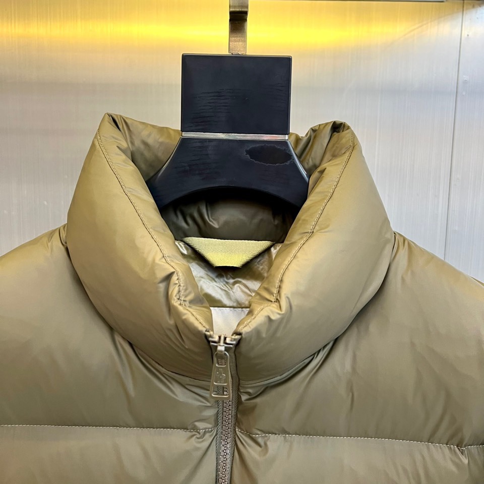 Mon蒙口（白鹅绒）、2025秋冬新品羽绒服，款式采用立体挺括的立领设计，搭配顺滑拉链与防风按扣双重开合