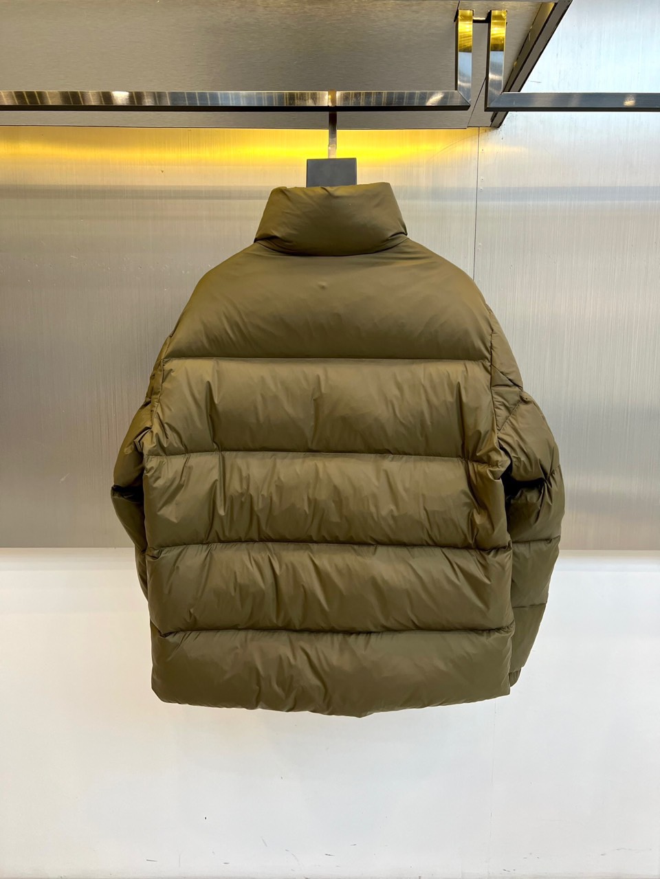 Mon蒙口（白鹅绒）、2025秋冬新品羽绒服，款式采用立体挺括的立领设计，搭配顺滑拉链与防风按扣双重开合