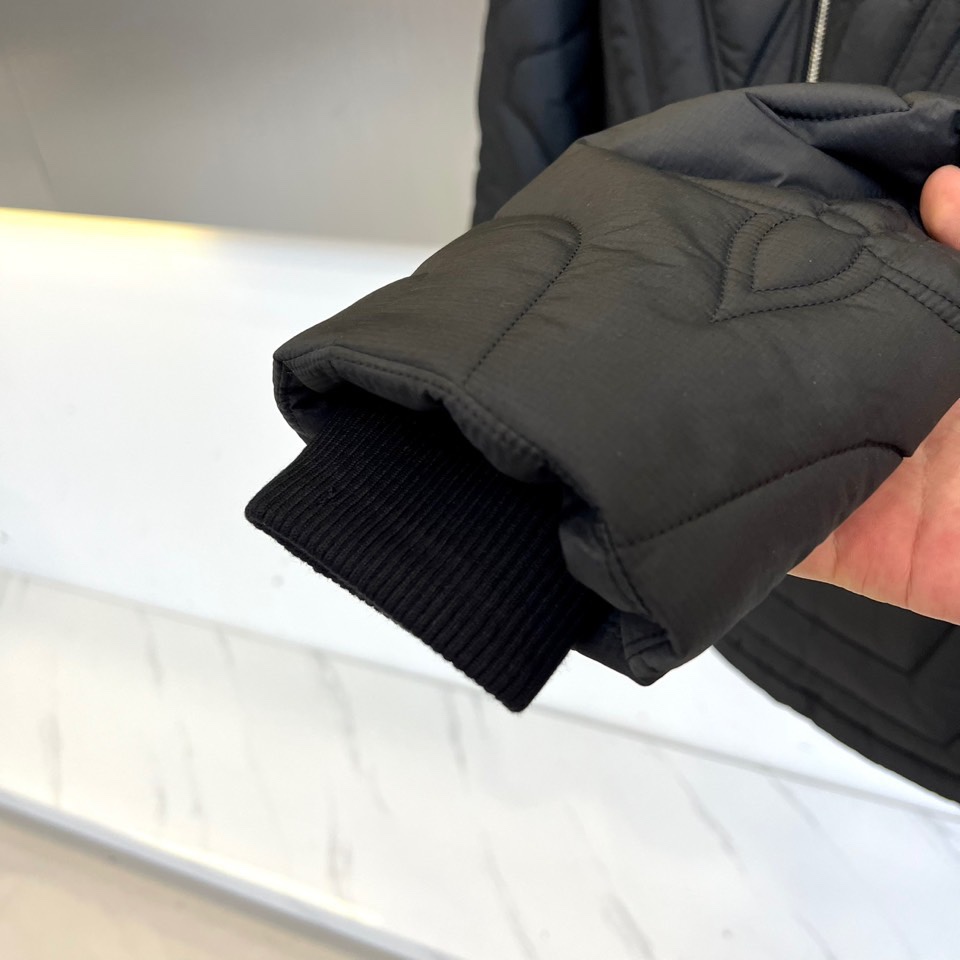 1v/威登、25FW男装新款绗缝棉衣夹克外套1AGIOO浅灰防撕绗缝绣标腰部抽绳新款。这款绗缝夹克非常适