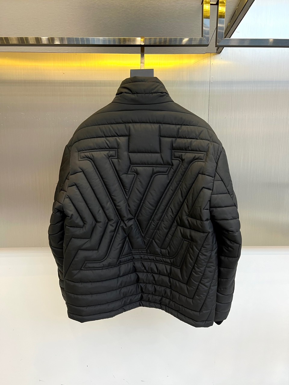 1v/威登、25FW男装新款绗缝棉衣夹克外套1AGIOO浅灰防撕绗缝绣标腰部抽绳新款。这款绗缝夹克非常适