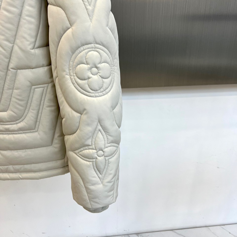 1v/威登、25FW男装新款绗缝棉衣夹克外套1AGIOO浅灰防撕绗缝绣标腰部抽绳新款。这款绗缝夹克非常适