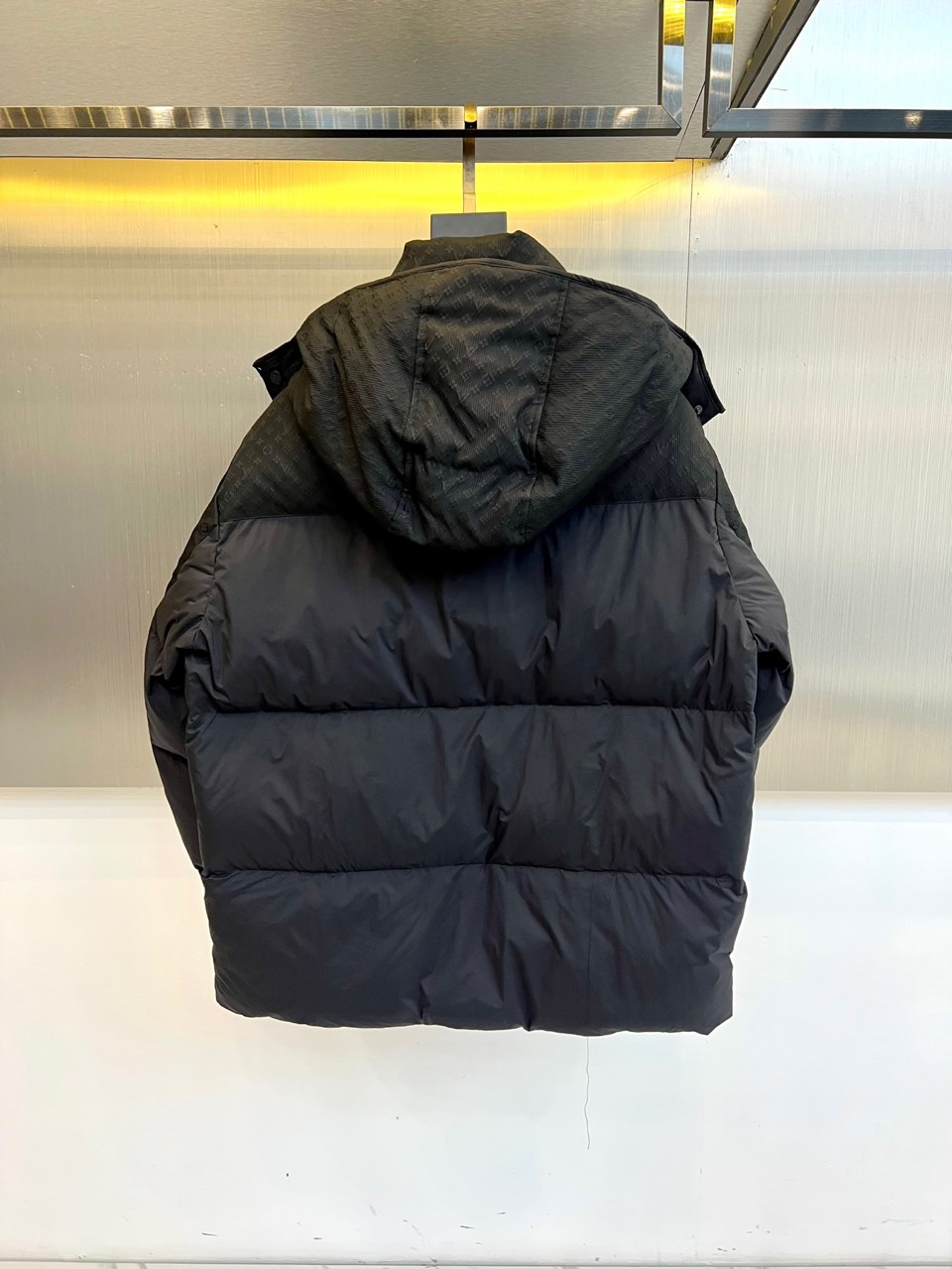 1v威登、2025秋冬新品黑色羊毛🐑羽绒服，以连帽设计演绎现代奢华。领口处点缀的纽扣细节既增强实用性，又