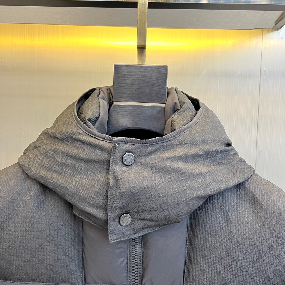 1v威登、2025秋冬新品黑色羊毛🐑羽绒服，以连帽设计演绎现代奢华。领口处点缀的纽扣细节既增强实用性，又