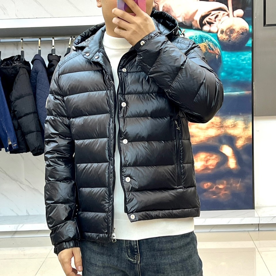 Mon蒙口（白鹅绒）、2025秋冬新品羽绒服，以深邃的色调演绎现代功能美学。款式采用连帽设计，帽檐配备可