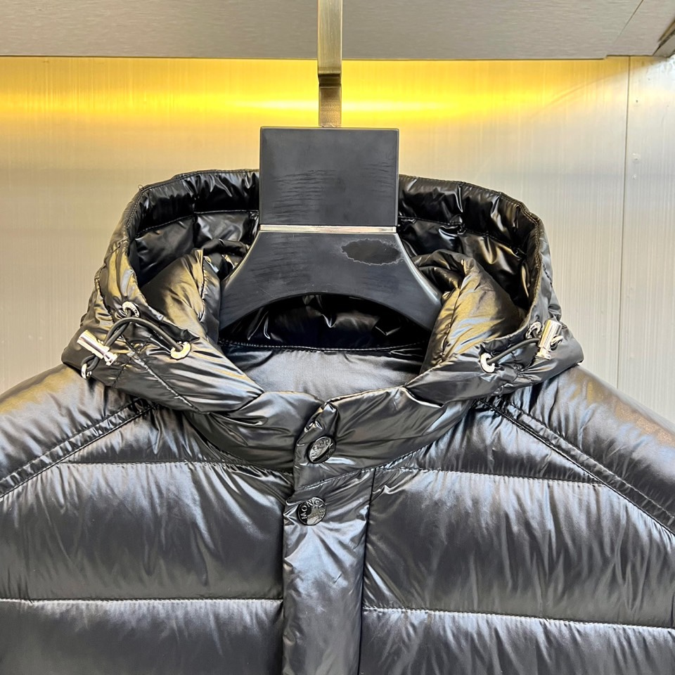 Mon蒙口（白鹅绒）、2025秋冬新品羽绒服，以深邃的色调演绎现代功能美学。款式采用连帽设计，帽檐配备可