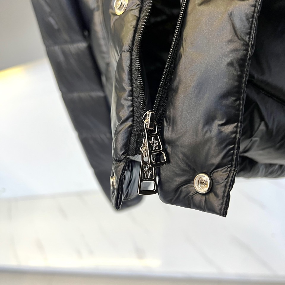 Mon蒙口（白鹅绒）、2025秋冬新品羽绒服，以深邃的色调演绎现代功能美学。款式采用连帽设计，帽檐配备可