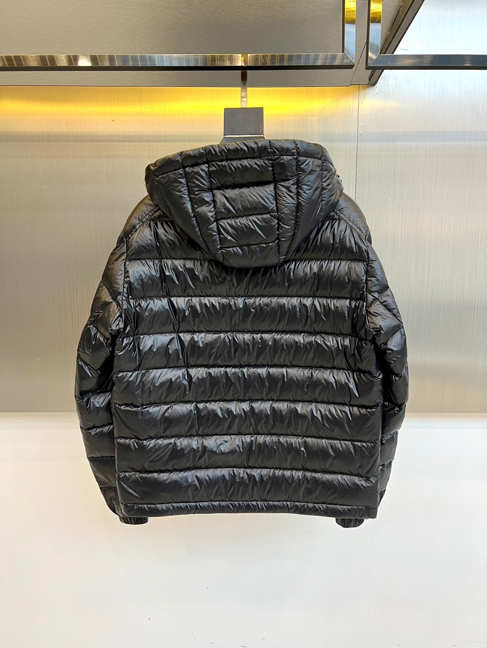 Mon蒙口（白鹅绒）、2025秋冬新品羽绒服，以深邃的色调演绎现代功能美学。款式采用连帽设计，帽檐配备可