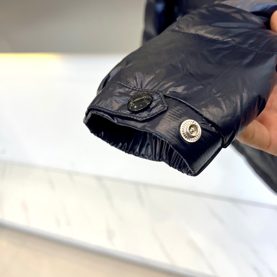 Mon蒙口（白鹅绒）、2025秋冬新品羽绒服，以深邃的色调演绎现代功能美学。款式采用连帽设计，帽檐配备可