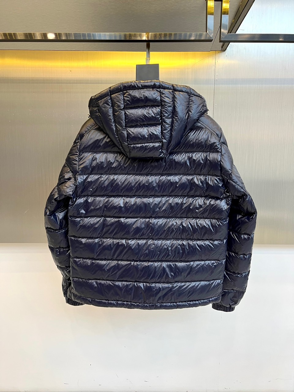 Mon蒙口（白鹅绒）、2025秋冬新品羽绒服，以深邃的色调演绎现代功能美学。款式采用连帽设计，帽檐配备可