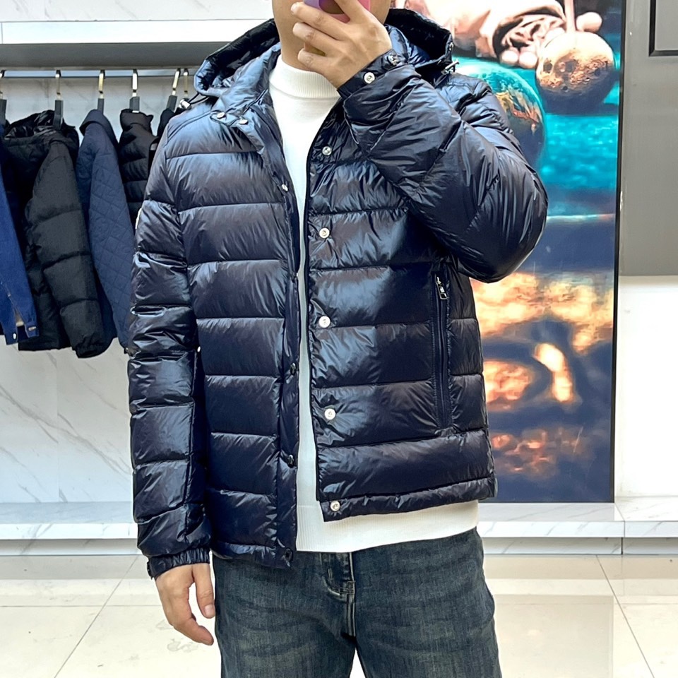 Mon蒙口（白鹅绒）、2025秋冬新品羽绒服，以深邃的色调演绎现代功能美学。款式采用连帽设计，帽檐配备可