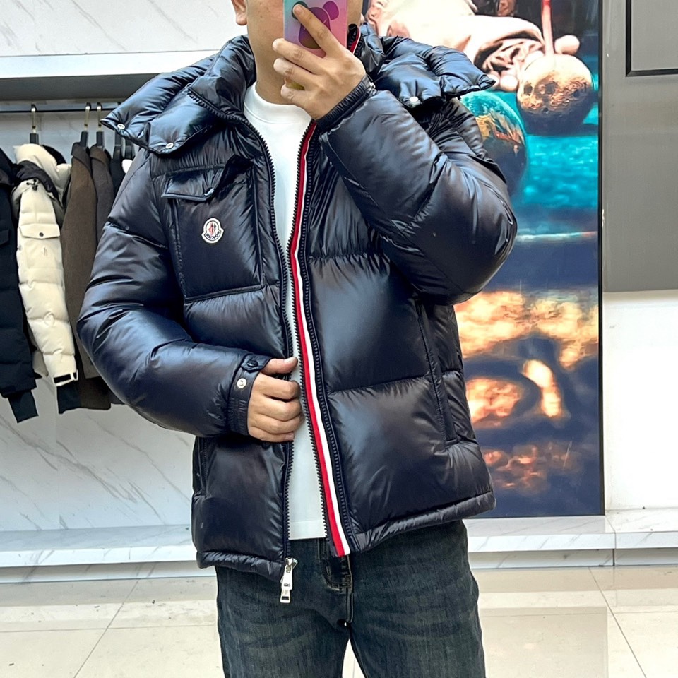 Mon蒙口（鹅绒）、2025秋冬新品羽绒服，以深蓝色亮面短款设计诠释现代都市机能美学。款式采用利落箱型剪