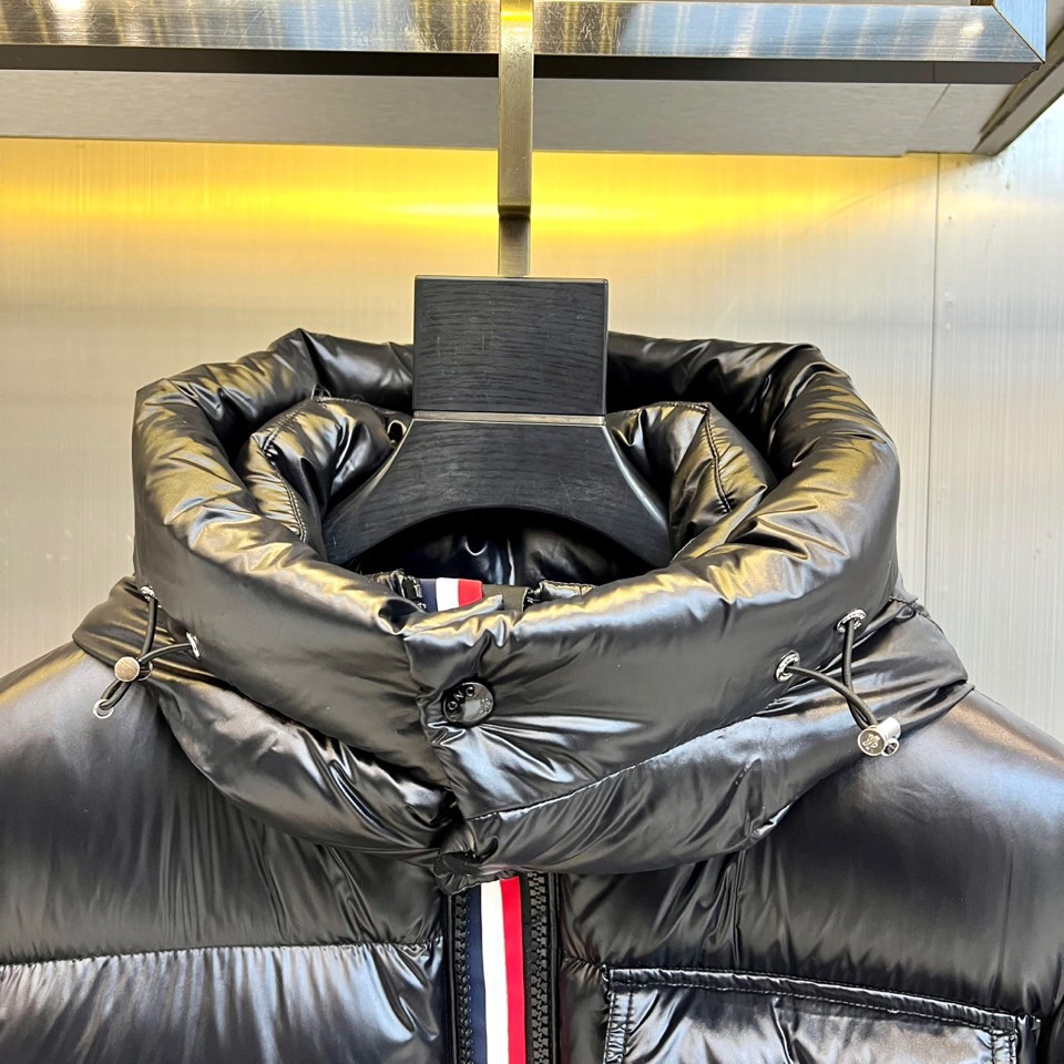 Mon蒙口（鹅绒）、2025秋冬新品羽绒服，以深蓝色亮面短款设计诠释现代都市机能美学。款式采用利落箱型剪