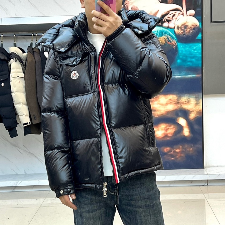 Mon蒙口（鹅绒）、2025秋冬新品羽绒服，以深蓝色亮面短款设计诠释现代都市机能美学。款式采用利落箱型剪