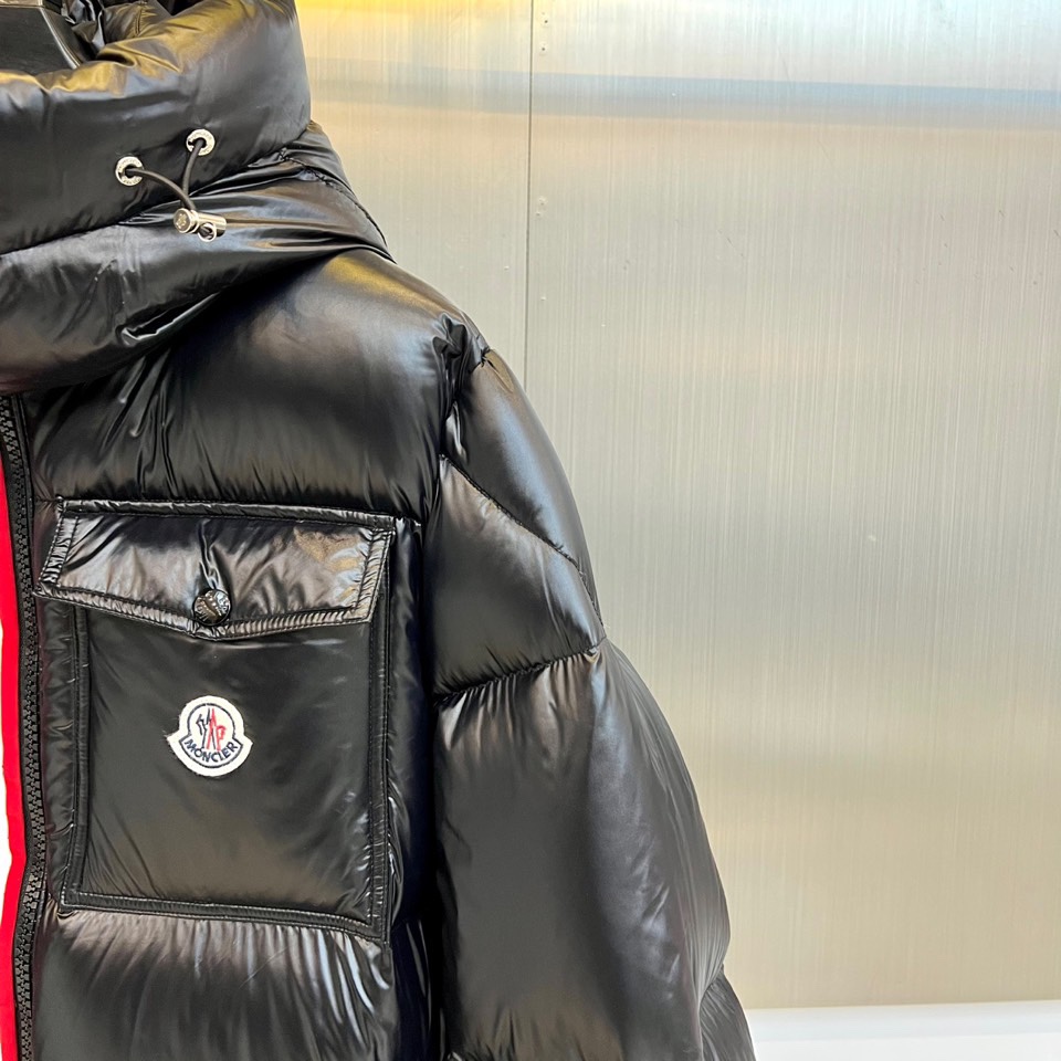 Mon蒙口（鹅绒）、2025秋冬新品羽绒服，以深蓝色亮面短款设计诠释现代都市机能美学。款式采用利落箱型剪