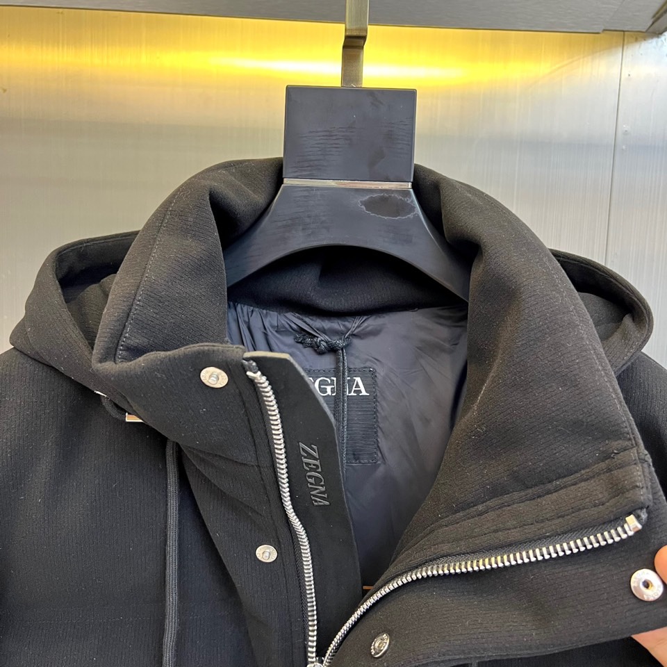 ZEGNA杰尼亚、2025秋冬新品男士羽绒服，款式采用连帽设计搭配可调节抽绳，门襟配置顺滑金属拉链开合系