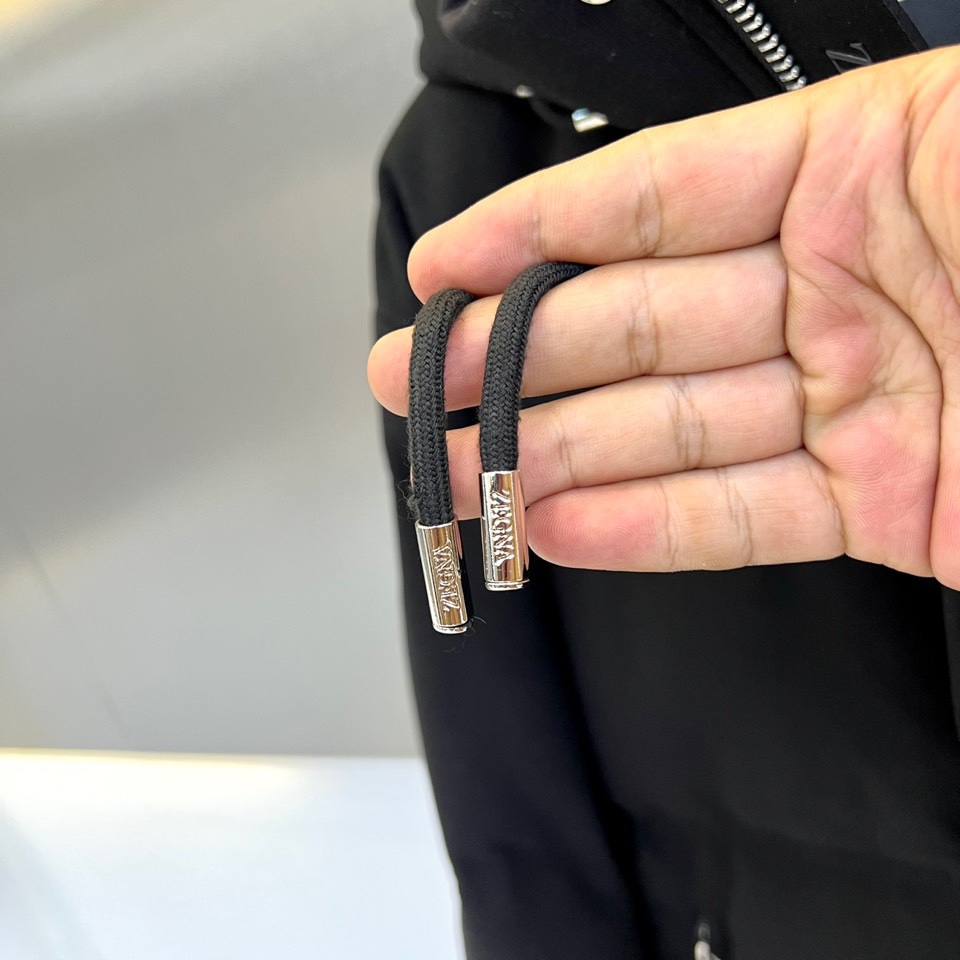 ZEGNA杰尼亚、2025秋冬新品男士羽绒服，款式采用连帽设计搭配可调节抽绳，门襟配置顺滑金属拉链开合系