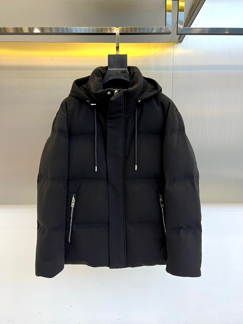 ZEGNA杰尼亚、2025秋冬新品男士羽绒服，款式采用连帽设计搭配可调节抽绳，门襟配置顺滑金属拉链开合系