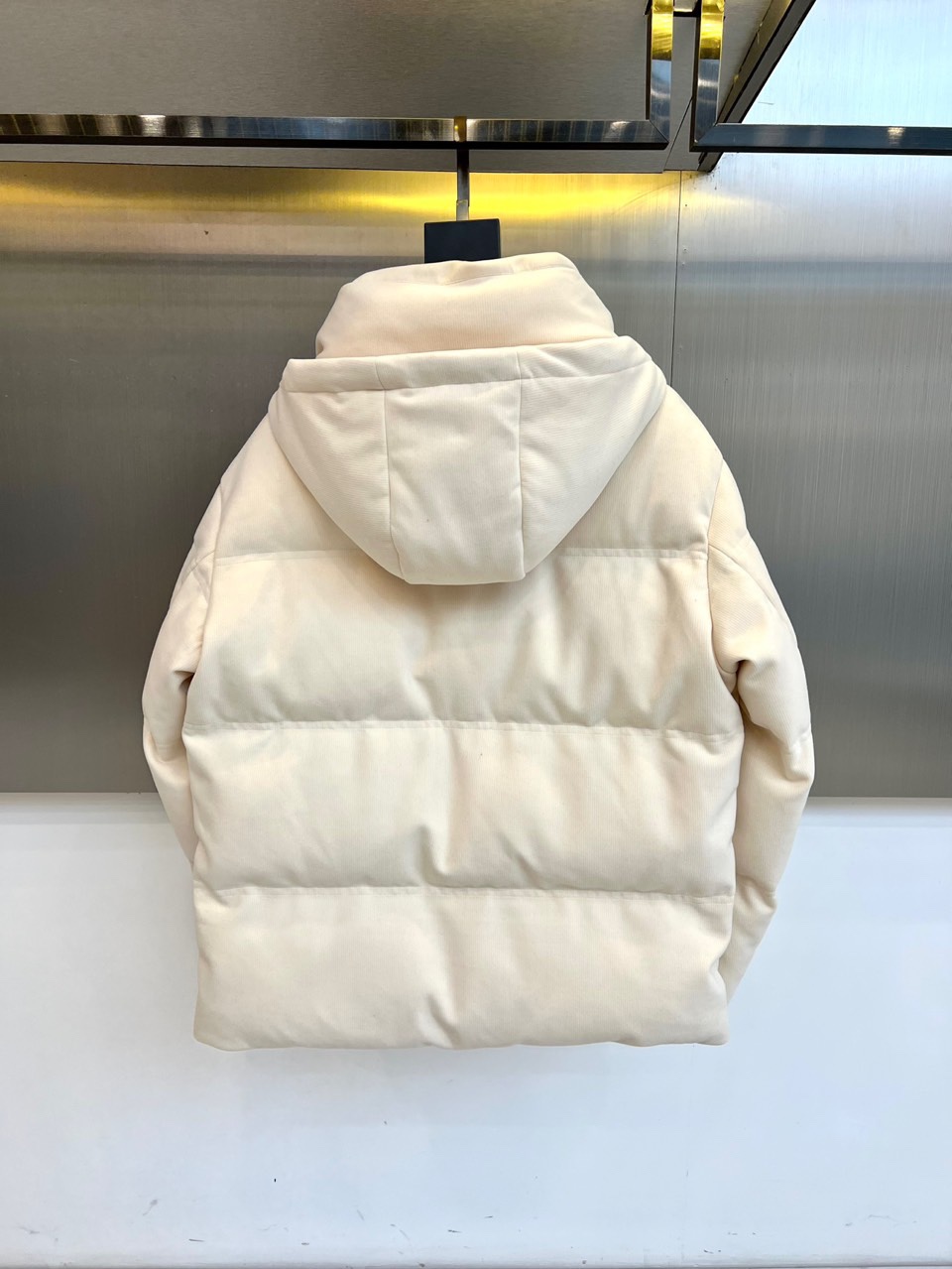 ZEGNA杰尼亚、2025秋冬新品男士羽绒服，款式采用连帽设计搭配可调节抽绳，门襟配置顺滑金属拉链开合系