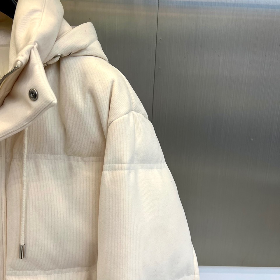 ZEGNA杰尼亚、2025秋冬新品男士羽绒服，款式采用连帽设计搭配可调节抽绳，门襟配置顺滑金属拉链开合系