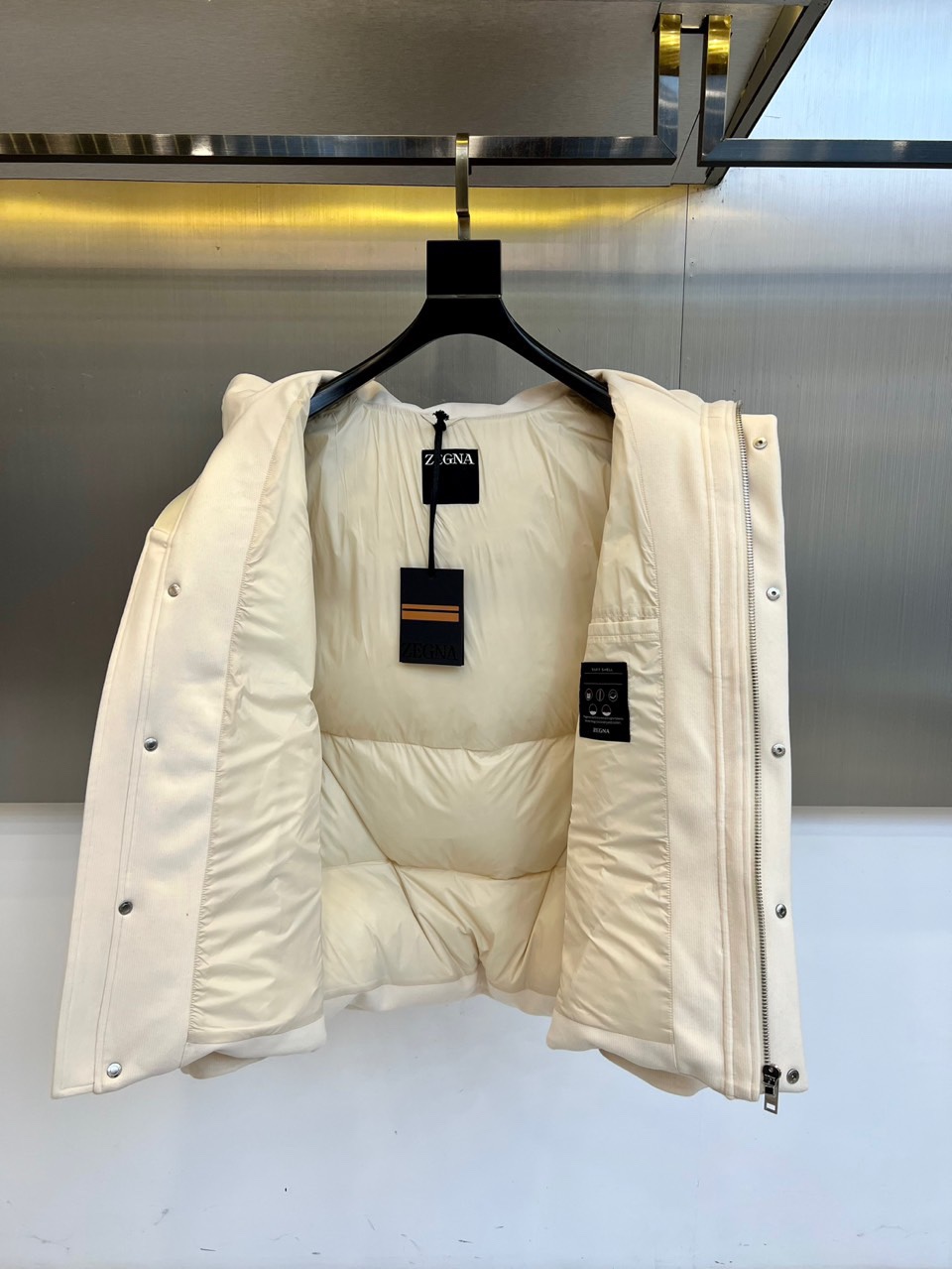 ZEGNA杰尼亚、2025秋冬新品男士羽绒服，款式采用连帽设计搭配可调节抽绳，门襟配置顺滑金属拉链开合系