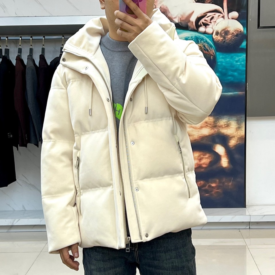 ZEGNA杰尼亚、2025秋冬新品男士羽绒服，款式采用连帽设计搭配可调节抽绳，门襟配置顺滑金属拉链开合系