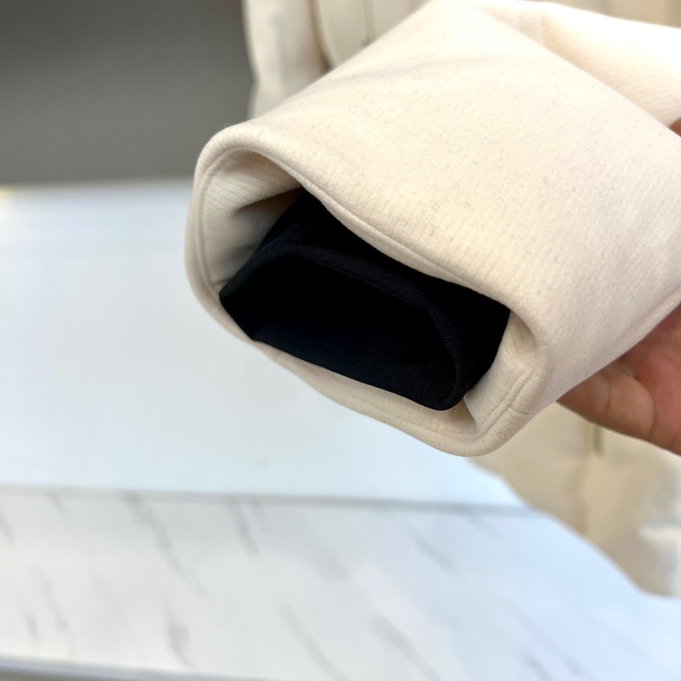 ZEGNA杰尼亚、2025秋冬新品男士羽绒服，款式采用连帽设计搭配可调节抽绳，门襟配置顺滑金属拉链开合系