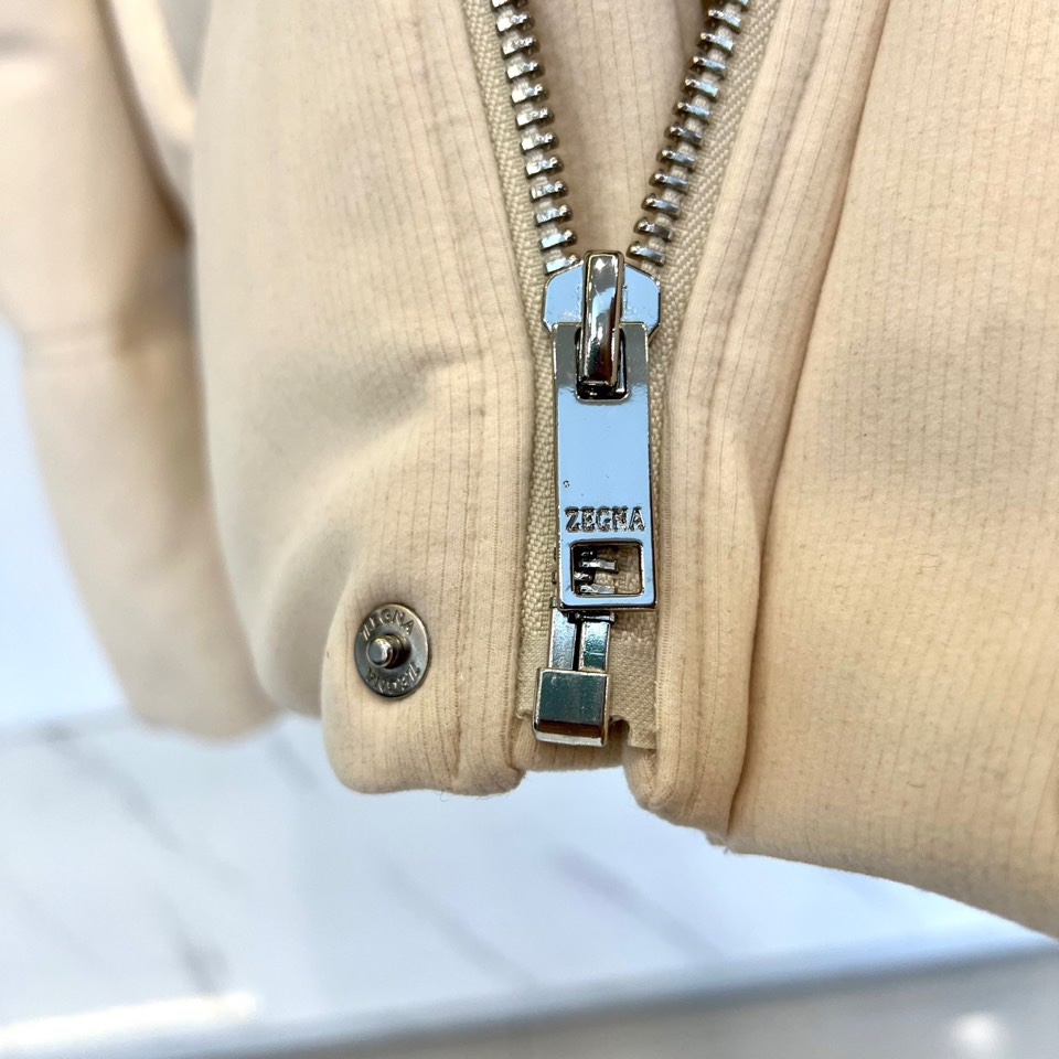 ZEGNA杰尼亚、2025秋冬新品男士羽绒服，款式采用连帽设计搭配可调节抽绳，门襟配置顺滑金属拉链开合系