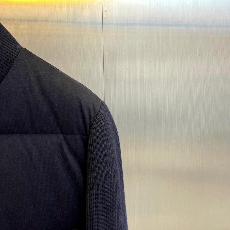 lp🆕、【男士立领绗缝羽绒服】采用90%高蓬松度白鸭绒填充，轻盈包裹无厚重感。表面面料创新融入6%细羊毛