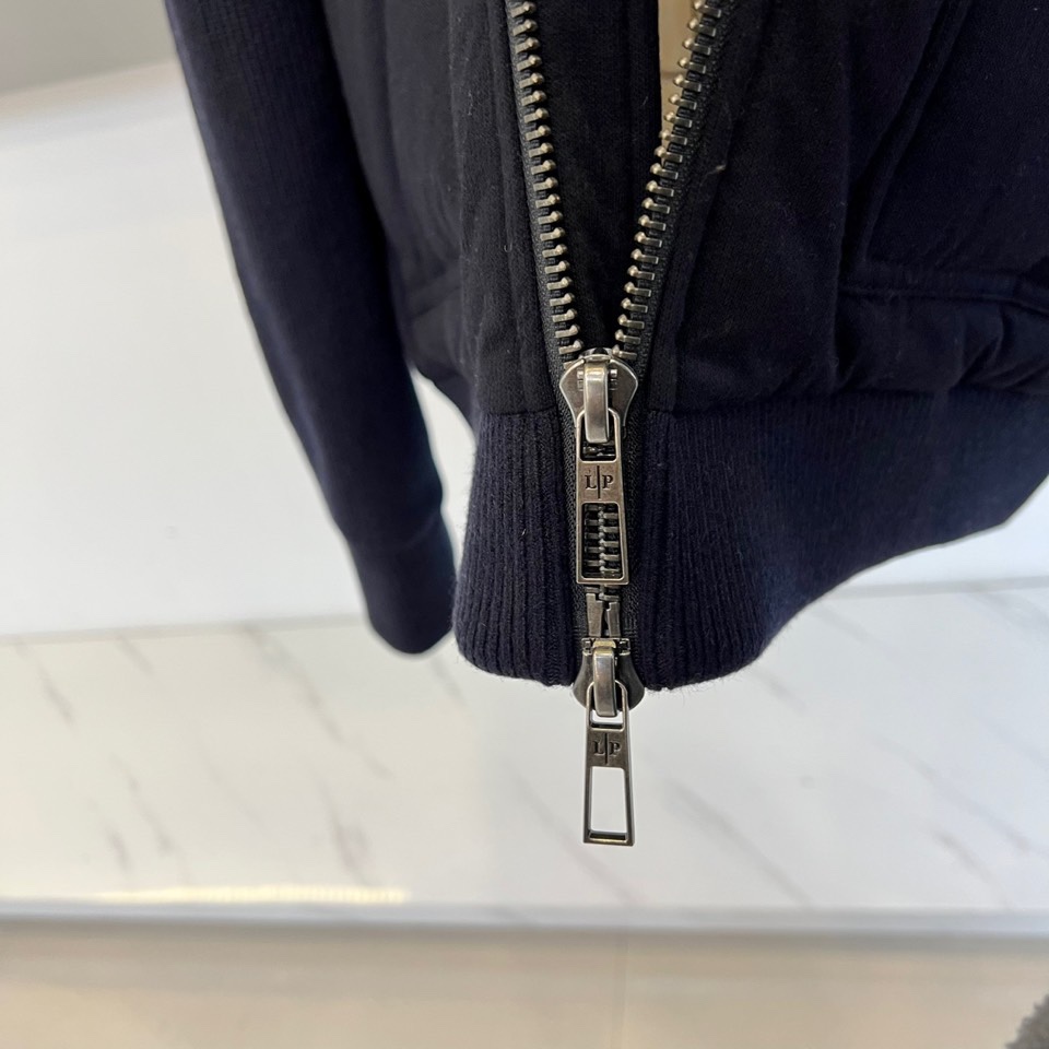 lp🆕、【男士立领绗缝羽绒服】采用90%高蓬松度白鸭绒填充，轻盈包裹无厚重感。表面面料创新融入6%细羊毛