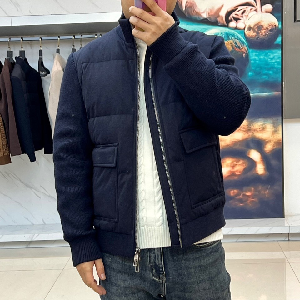 lp🆕、【男士立领绗缝羽绒服】采用90%高蓬松度白鸭绒填充，轻盈包裹无厚重感。表面面料创新融入6%细羊毛