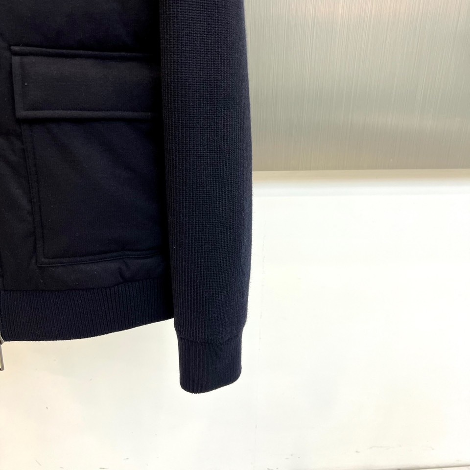 lp🆕、【男士立领绗缝羽绒服】采用90%高蓬松度白鸭绒填充，轻盈包裹无厚重感。表面面料创新融入6%细羊毛