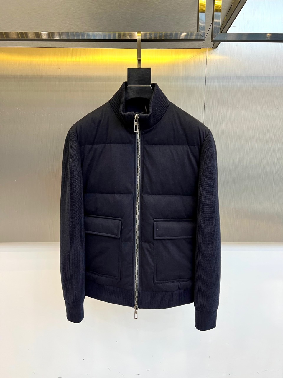 lp🆕、【男士立领绗缝羽绒服】采用90%高蓬松度白鸭绒填充，轻盈包裹无厚重感。表面面料创新融入6%细羊毛